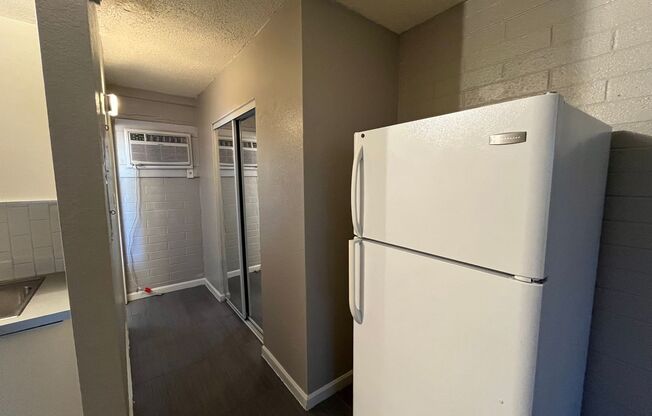 Studio, 1 bath, 400 sqft, $950, Unit 08