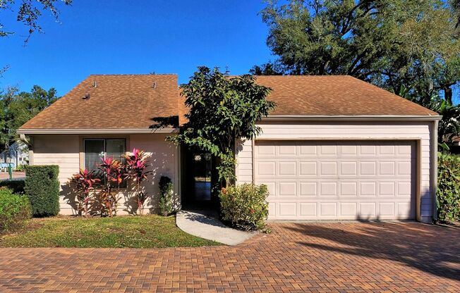 Single family home in Winter Park! 3/2 with garage! Available now!