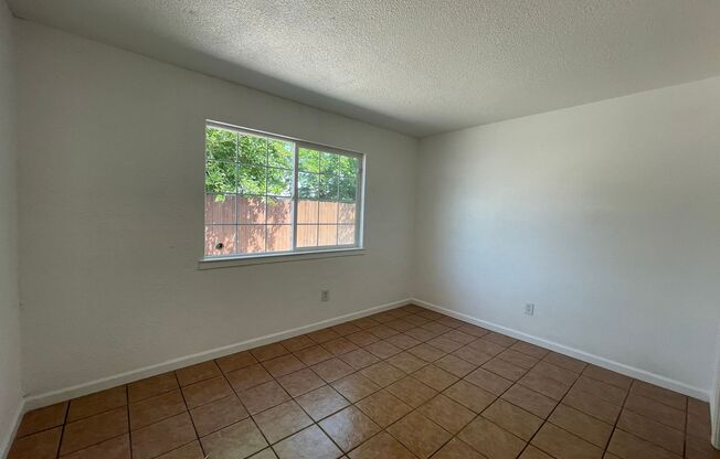 2 beds, 1 bath, $1,050, Unit #3