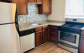 2 beds, 1 bath, $1,299, Unit 05