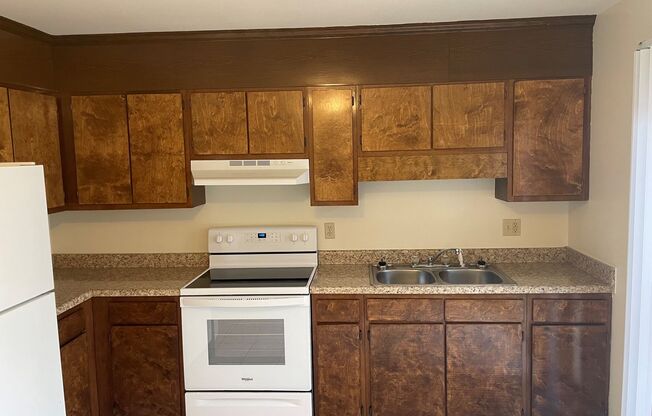 2 beds, 1.5 baths, 907 sqft, $1,375, Unit Country Club Unit 18B