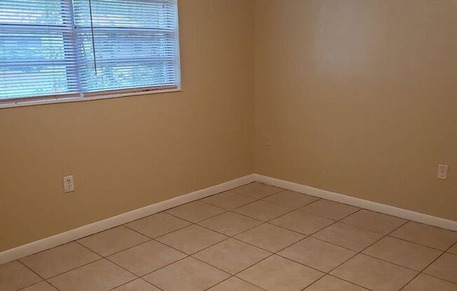 2 beds, 1 bath, 868 sqft, $1,100, Unit 4018 NE 1 TER