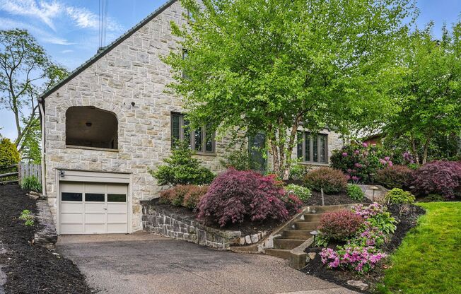 Charming 5 Bedroom, 3.5 Bathroom Home in Mt. Lebanon