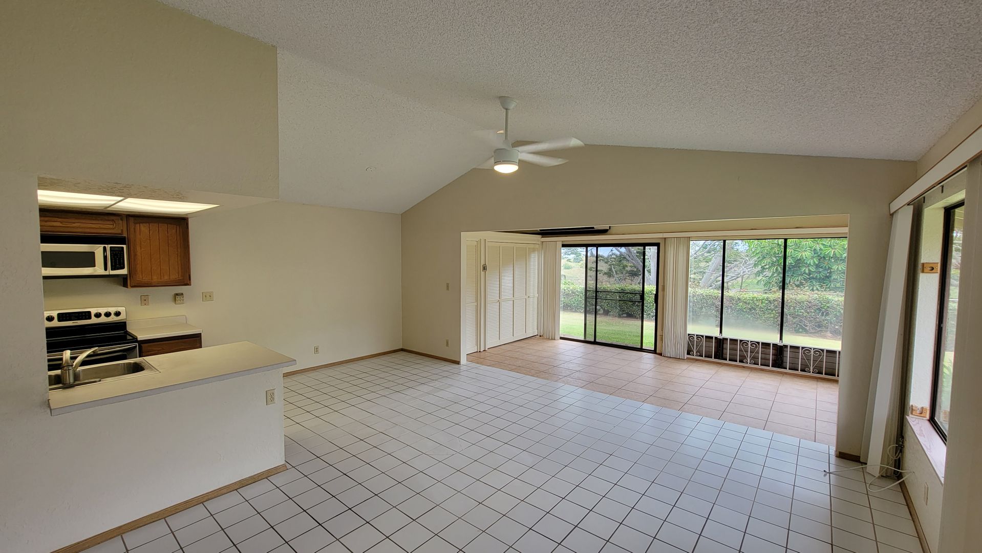 Wailuna 3 Bedroom 2 Bath Townhome w/ Single Car Garage