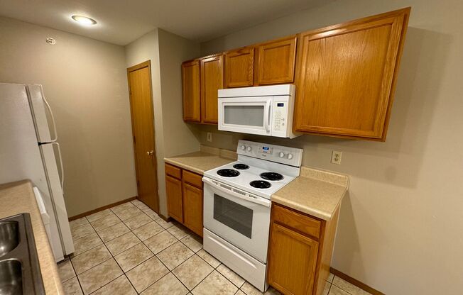 2 beds, 2 baths, $895, Unit UNIT 16