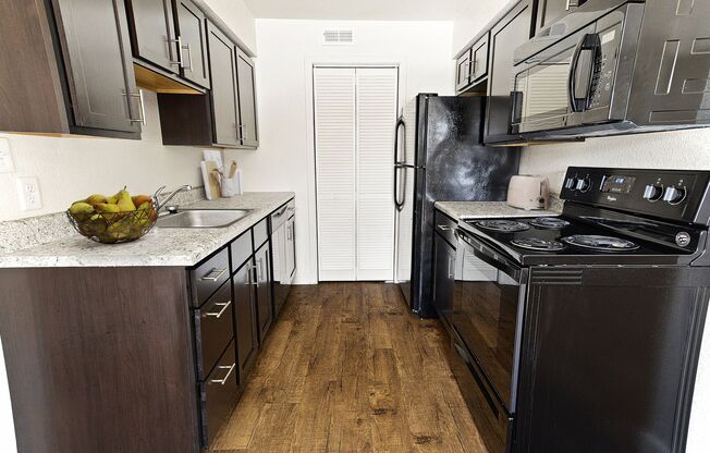 2 beds, 1 bath, 900 sqft, $1,100
