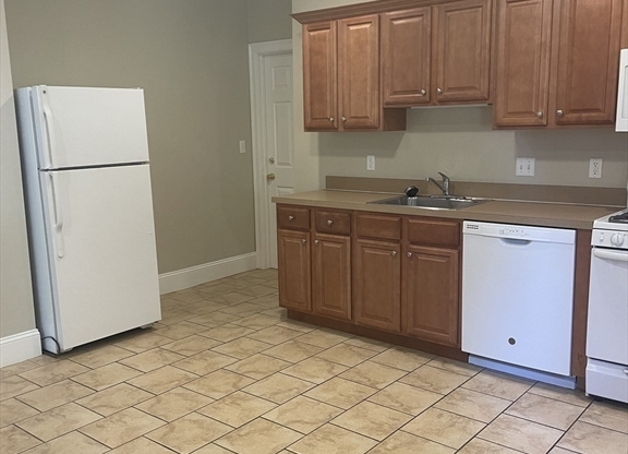 2 beds, 1 bath, 1,000 sqft, $2,600, Unit 43