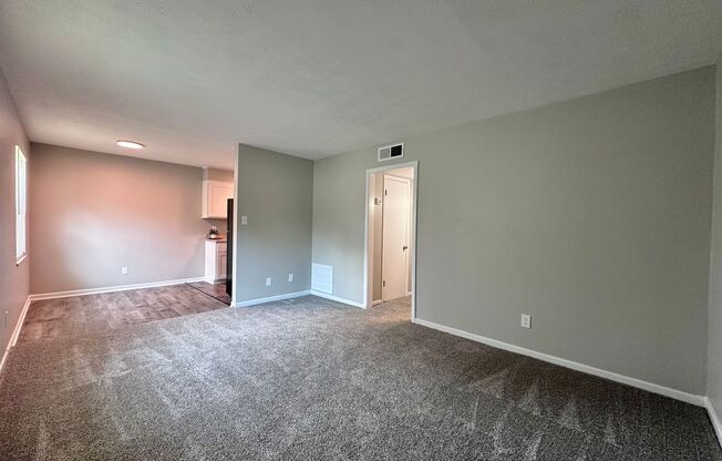 2 beds, 1 bath, 850 sqft, $1,195, Unit Parkway-1