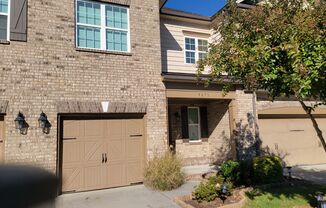 Townhome with 3BR/2.5BA Garage Located in Christenbury Village