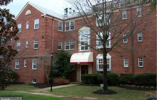 This cozy unit combines convenience, comfort, and a prime location.