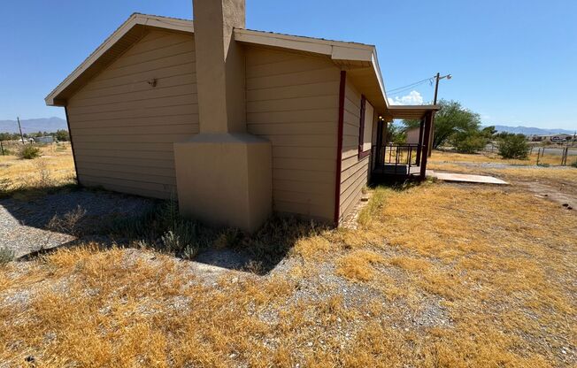 Charming 3-bedroom home located in the picturesque town of Pahrump!