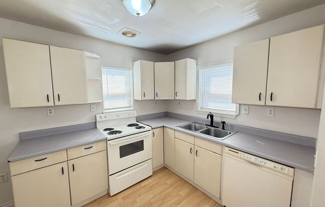 Spacious 3bd | 1ba House near Nob Hill Elementary School!
