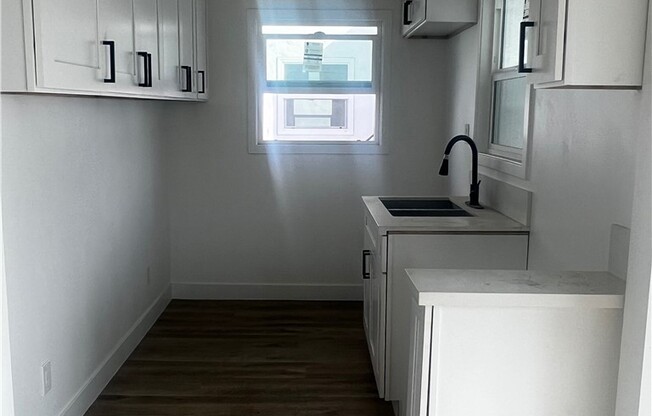 1125 W 43 ST