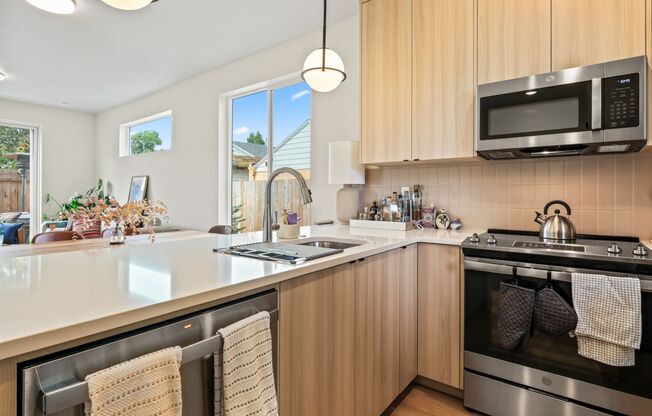 6417 N Greeley Ave #4