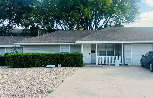 1101 JUSTIN LN