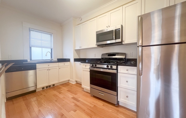 2 beds, 1.5 baths, 924 sqft, $2,880, Unit 12