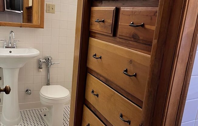 Studio, 1 bath, 320 sqft, $1,555, Unit 273-1405