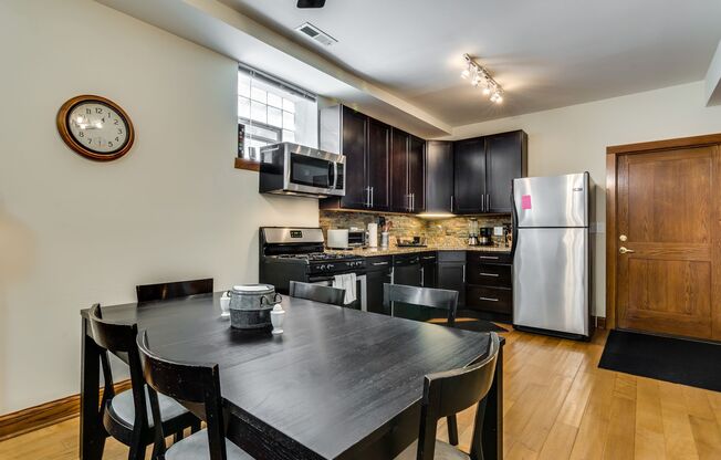 Bucktown: Fully furnished gorgeous 3 Bed, 2 Bath Condo
