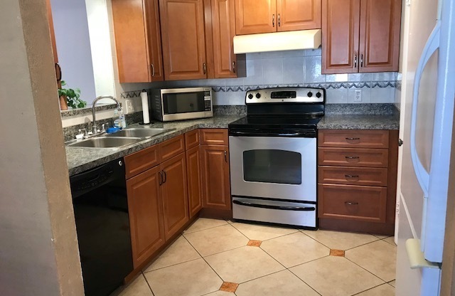 GREAT 3/2/1 SINGLE FAMILY HOME MINUTES TO DOWNTOWN ST. PETE