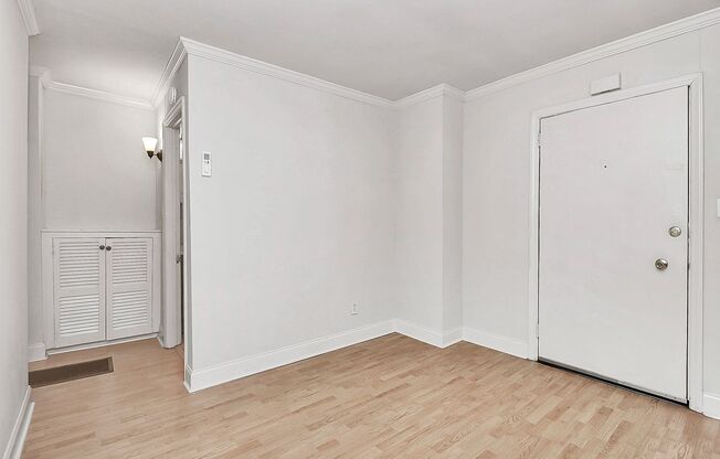 Cozy One Bedroom Triplex in Dilworth! Spring Rent Special!