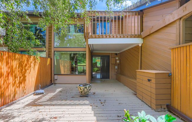 Gorgeous Wonderland Hills Townhome. Private Back Deck Accesses Open Space
