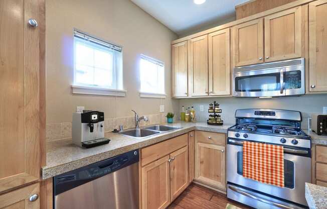 Washougal, WA Lookout at the Ridge Apartments staged kitchen with stainless steel appliances