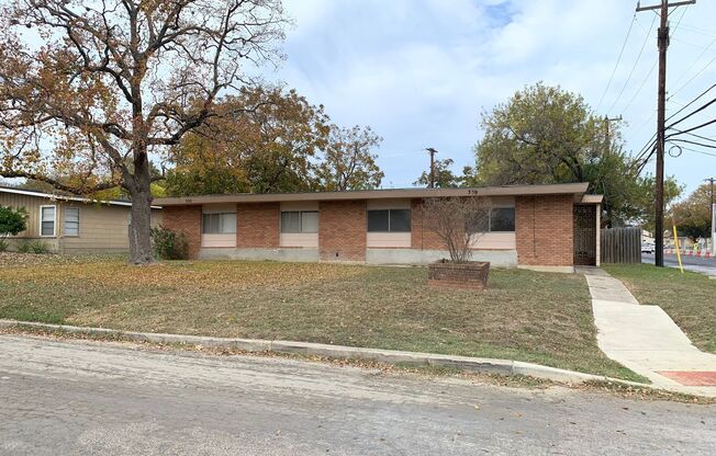 COZY DUPLEX, NEAR SHOPPING & 281!