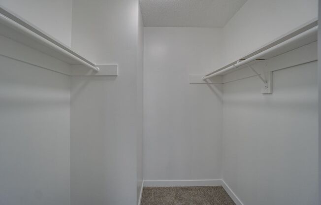 2 beds, 1 bath, 800 sqft, $1,600, Unit 13*