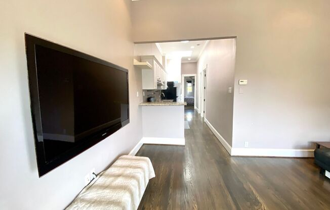 Charming 2bd/1bth w/SUV Parking & Storage
