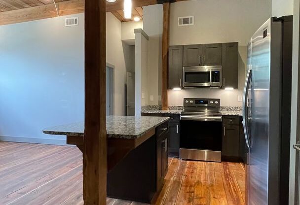 2 beds, 2 baths, 953 sqft, $1,848, Unit Bay 5 Unit 221