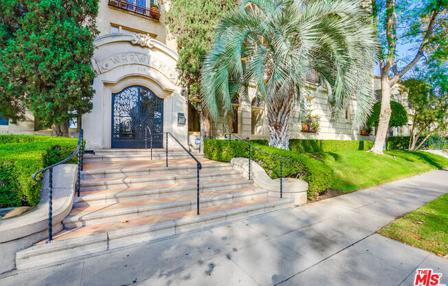 109 N SYCAMORE AVE