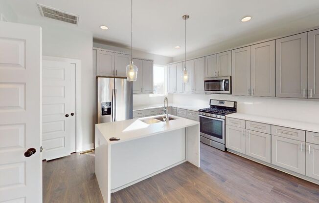 3 story townhome in Seversville!
