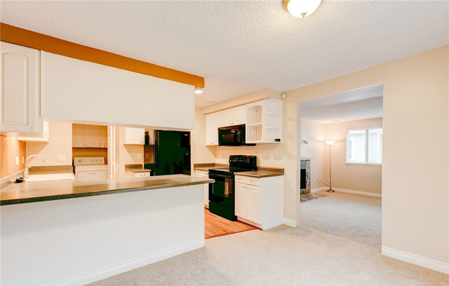 REMODELED, TOP FLOOR KIRKLAND 2 BED CONDO AVAILABLE JULY 2022