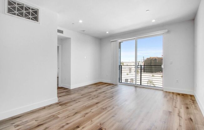 2 beds, 2 baths, 911 sqft, $2,595, Unit 404
