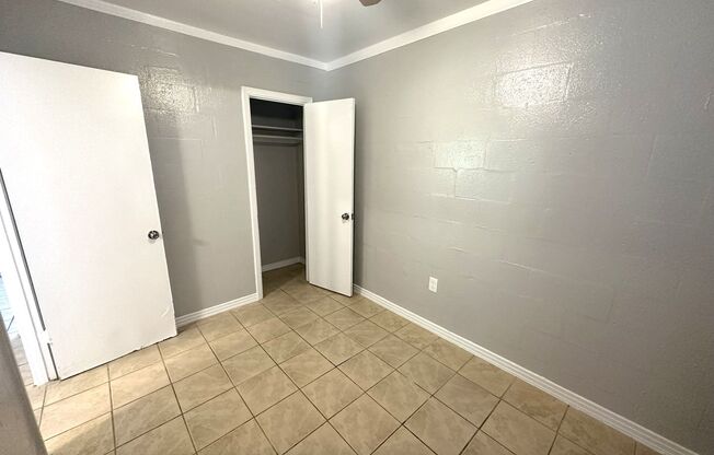 2 beds, 1 bath, $995, Unit F