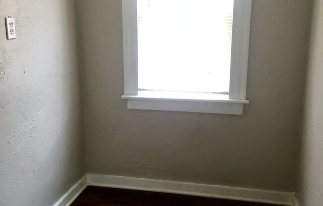 *** Modern & Charming Apartment in East End * Walk to Frick Park * Renovated * Available Now * our Today ***