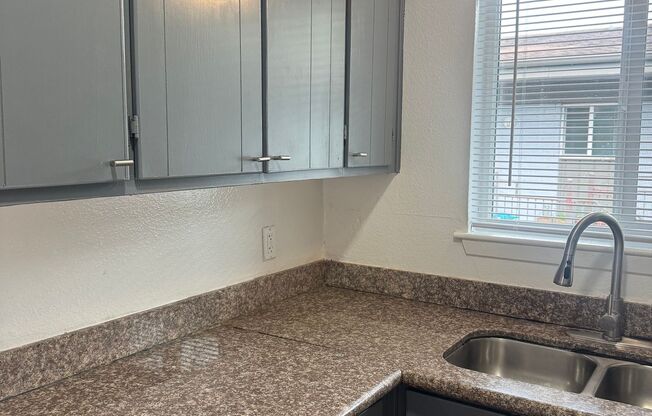 2 beds, 1 bath, 715 sqft, $1,340