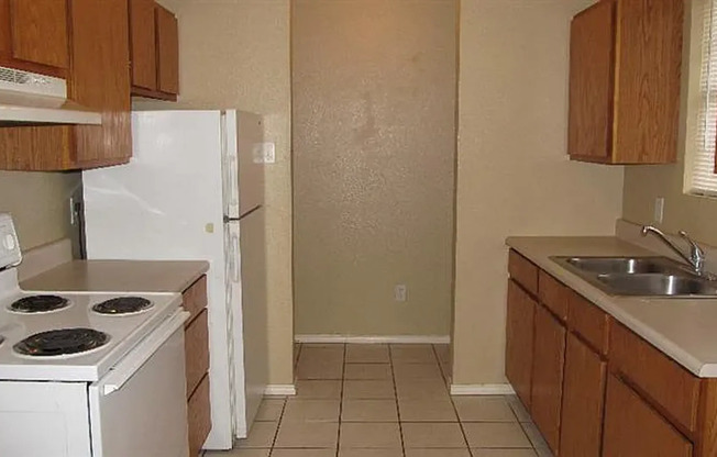 2 beds, 1 bath, 932 sqft, $850, Unit B