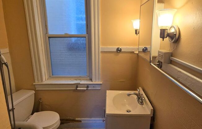 1 bed, 1 bath, $825, Unit Unit 2