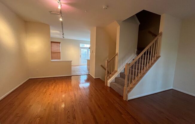 Beautiful 3 BR/ 2.5 BA Townhome in Washingtonian Center!