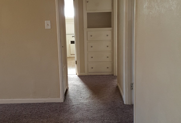 Located in Paramount!!! 3/2/1  half off 1st months rent