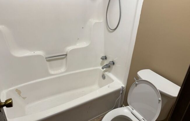3 beds, 1 bath, 1,125 sqft, $800, Unit CC-735-5B