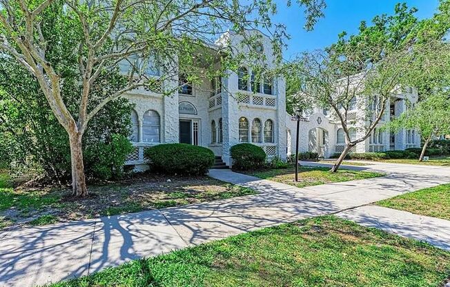 HUGE Historic 1-Bedroom with Laundry Included