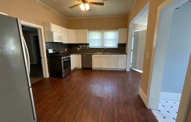 3 beds, 2 baths, $1,300