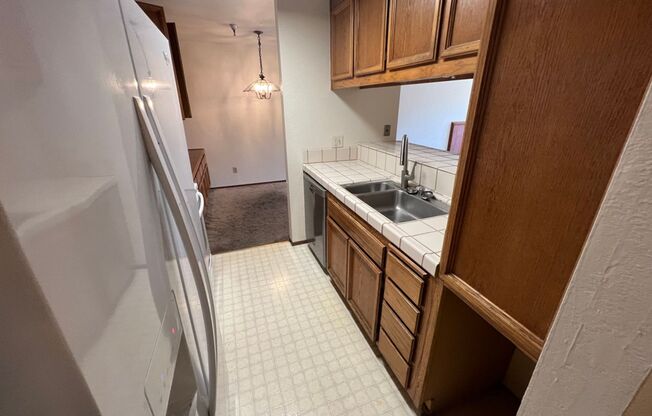 Spacious 2 bed 1.5 bath Condo in San Leandro Minutes from Bart and shopping. Must see!
