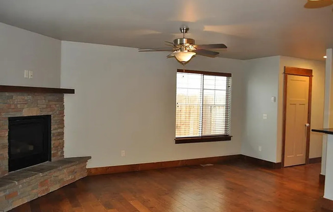 FIRST MONTH'S RENT FREE!!! NEW LOWER MONTHLY RENT!!!