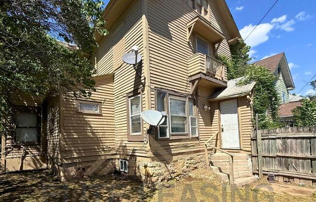 Spacious 3 Bedroom Home in Central Topeka – Pet Friendly!