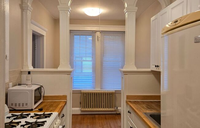 Short walk to Longwood! Steps to T! Large 1 bedroom w/Cute kitchen with eat-in alcove! (7/1)