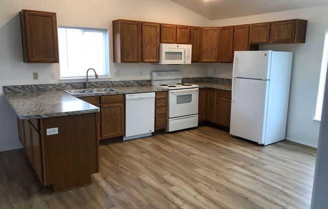 Bend: $2359 Single Story Home granite countertops SW Bend House near Old Mill District