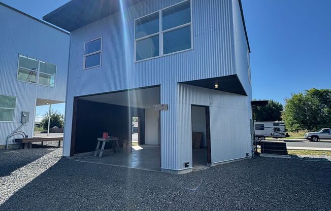 1BR, 1BA with Huge Garage